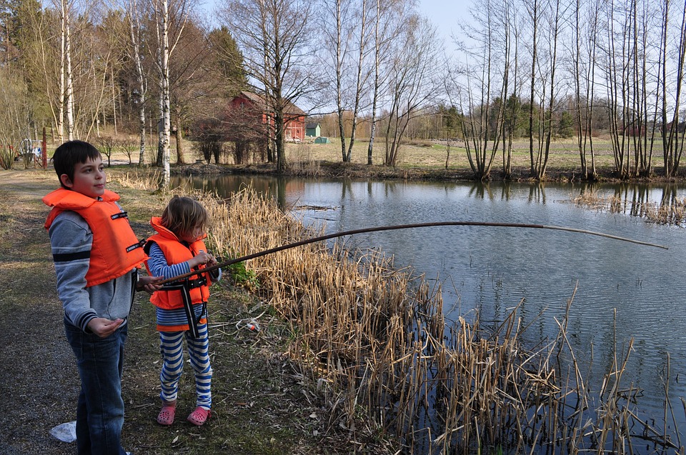 Barn som fiskar från land